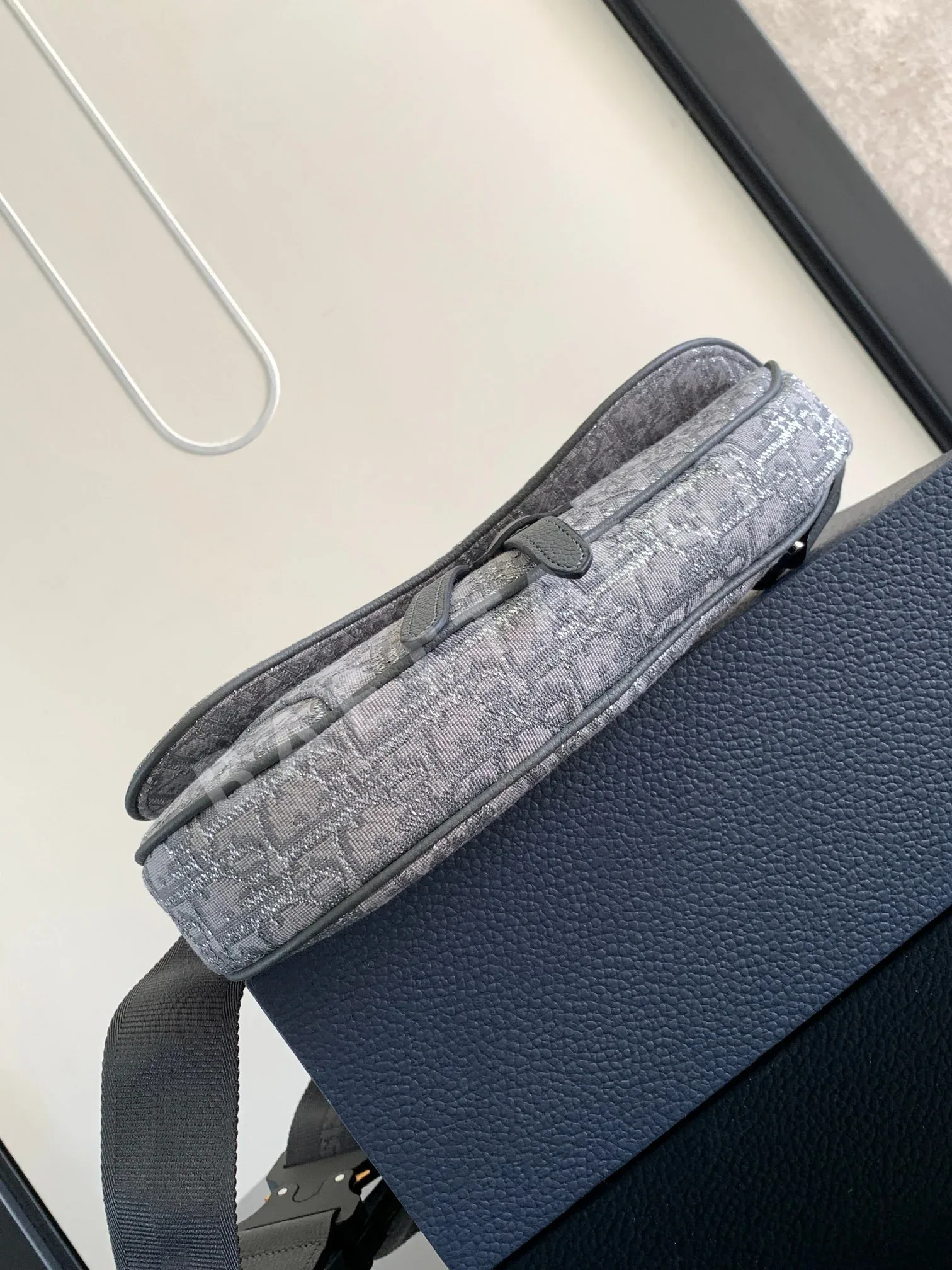 디올 CD 다이아몬드 패턴 네이비 캔버스 숄더백 상세 이미지 4