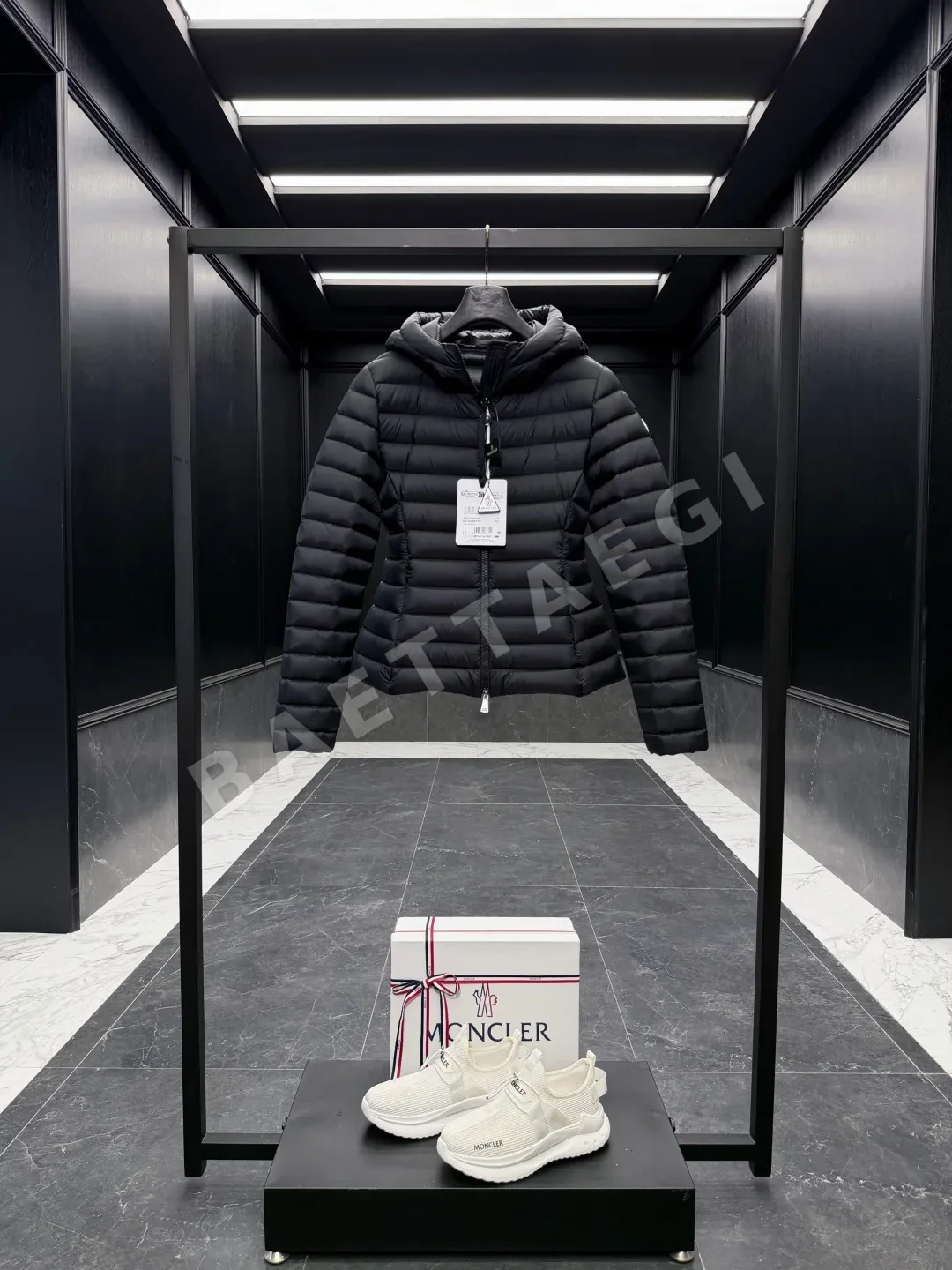 몽클레르 이게 여성 후드 패딩 재킷 상세 이미지 2