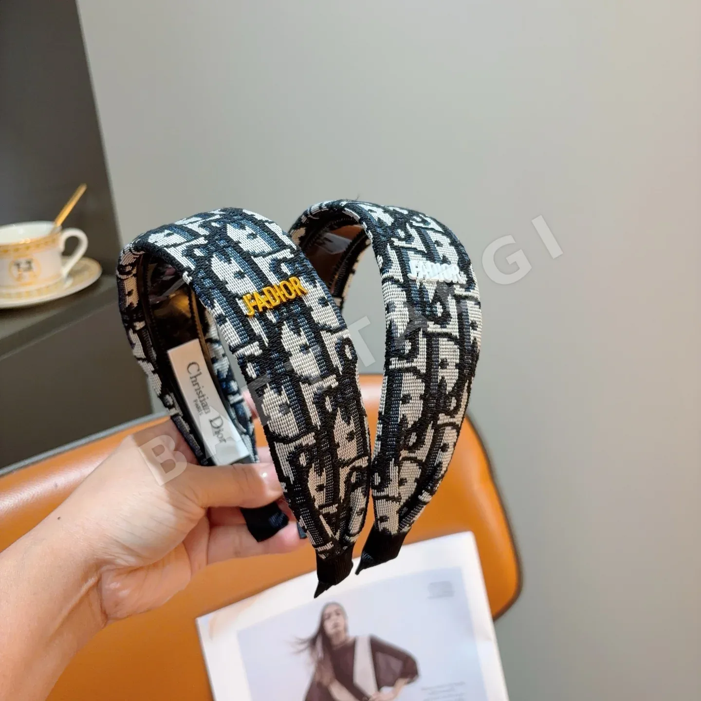 디올 D형 헤어밴드 184470