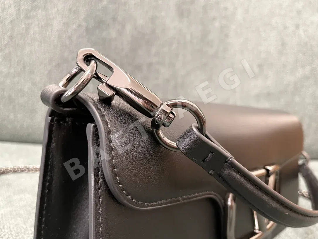 발렌티노 V로고 카프스킨 핸드백 상세 이미지 8