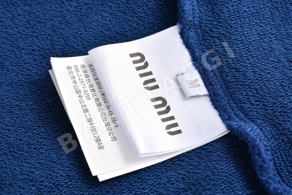 미우미우 아플리케 자수 워시드 블루 폴로 스웨트셔츠 상세 이미지 9