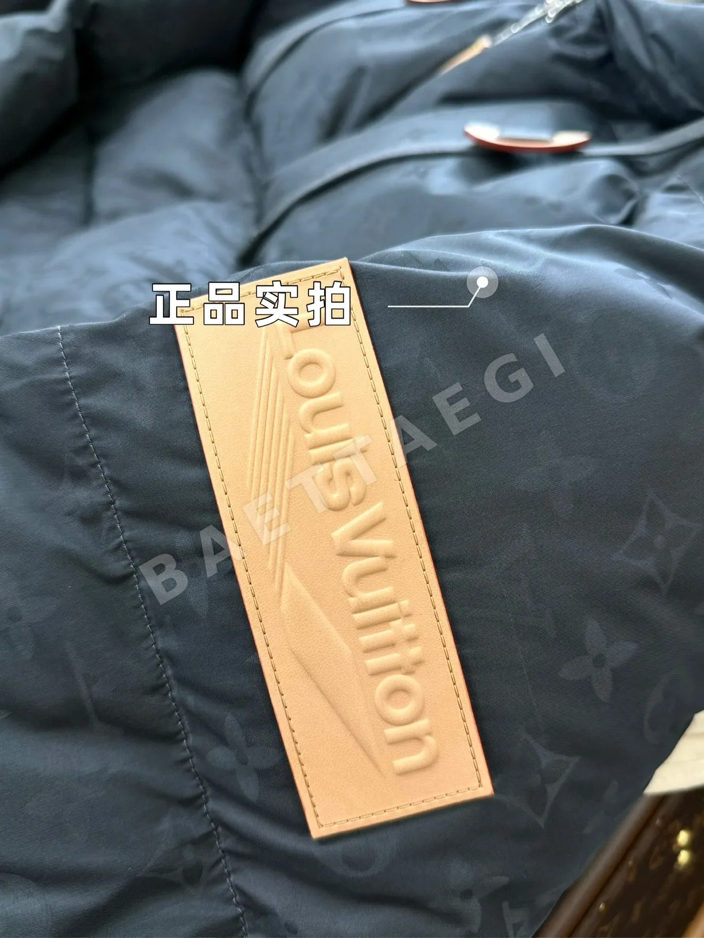 루이비통 전면 프린트 남성 패딩 상세 이미지 5