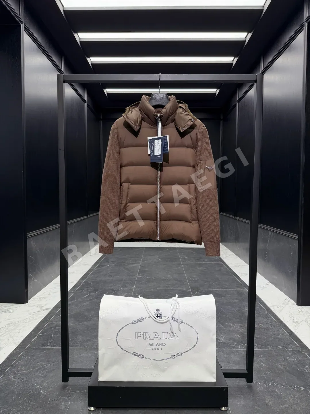 프라다 리사이클 나일론 후드 패딩 점퍼 상세 이미지 2