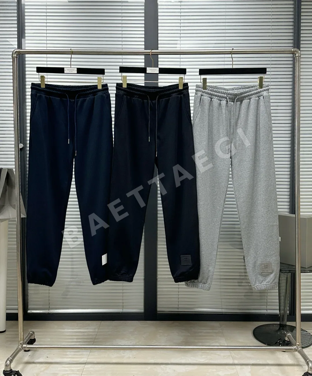 톰브라운 가죽 라벨 스웨트팬츠 남성 바지 46659