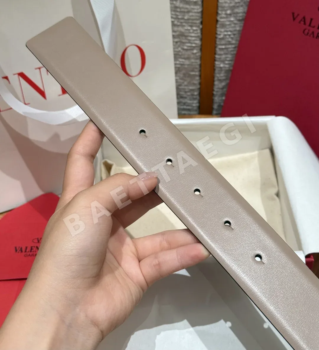 발렌티노 VLOGO 시그니처 크리스탈 양면 소가죽 벨트 상세 이미지 7