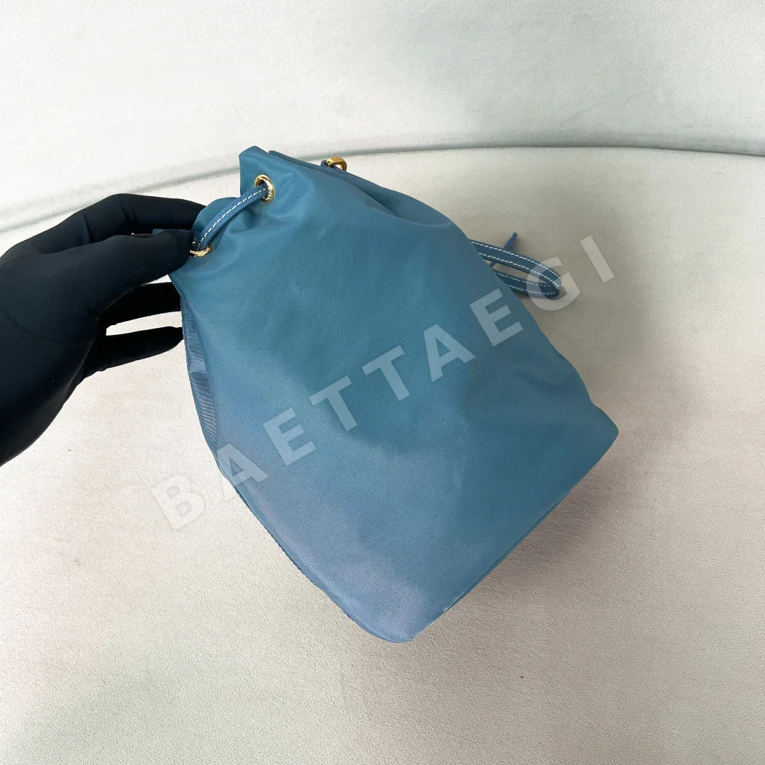 프라다 나일론 버킷 드로스트링 핸드백 1NS369 상세 이미지 4