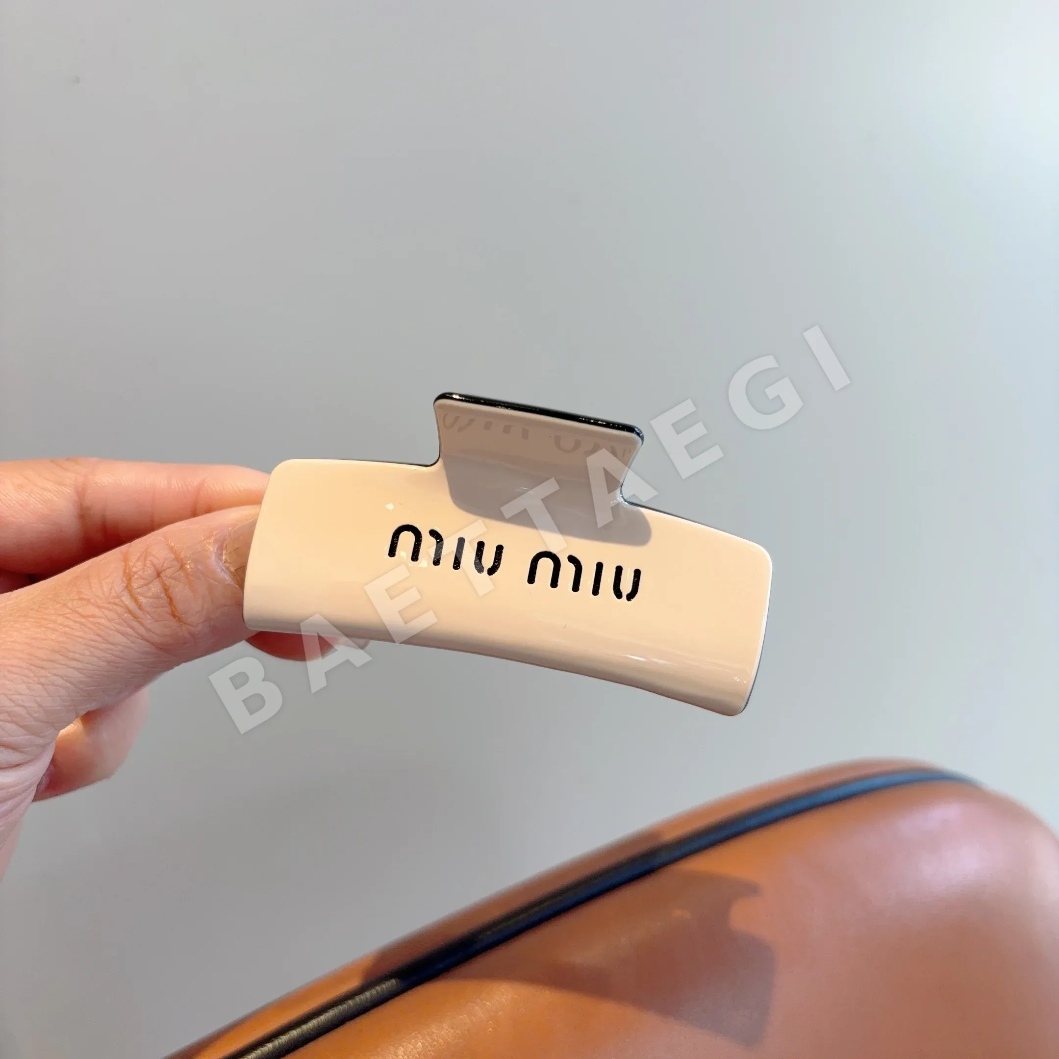 미우미우 레터링 헤어클립 상세 이미지 7
