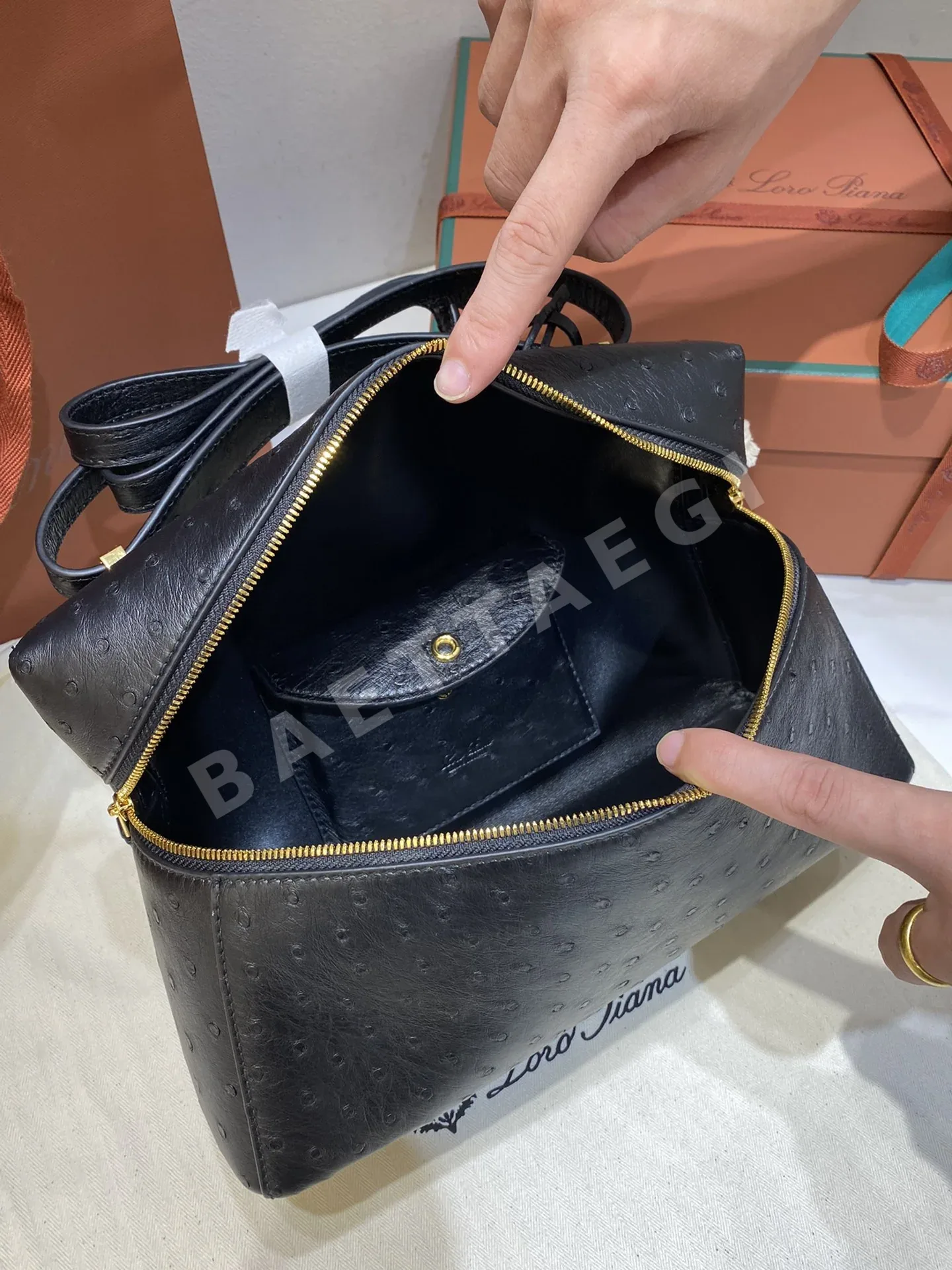 로로피아나 새들 레더 언더암 가방 상세 이미지 7