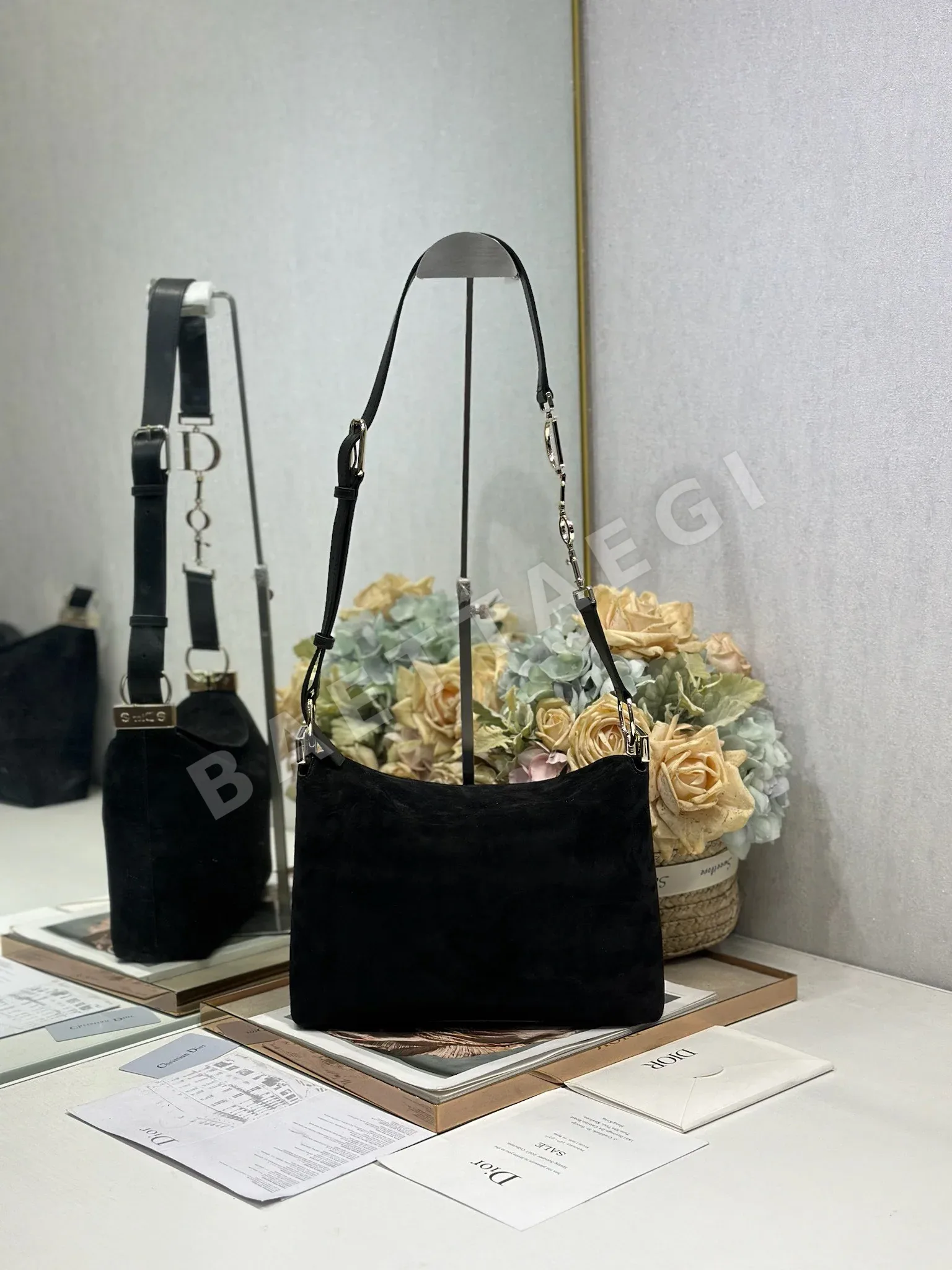 디올 스몰 호보백 블랙 스웨이드 상세 이미지 3