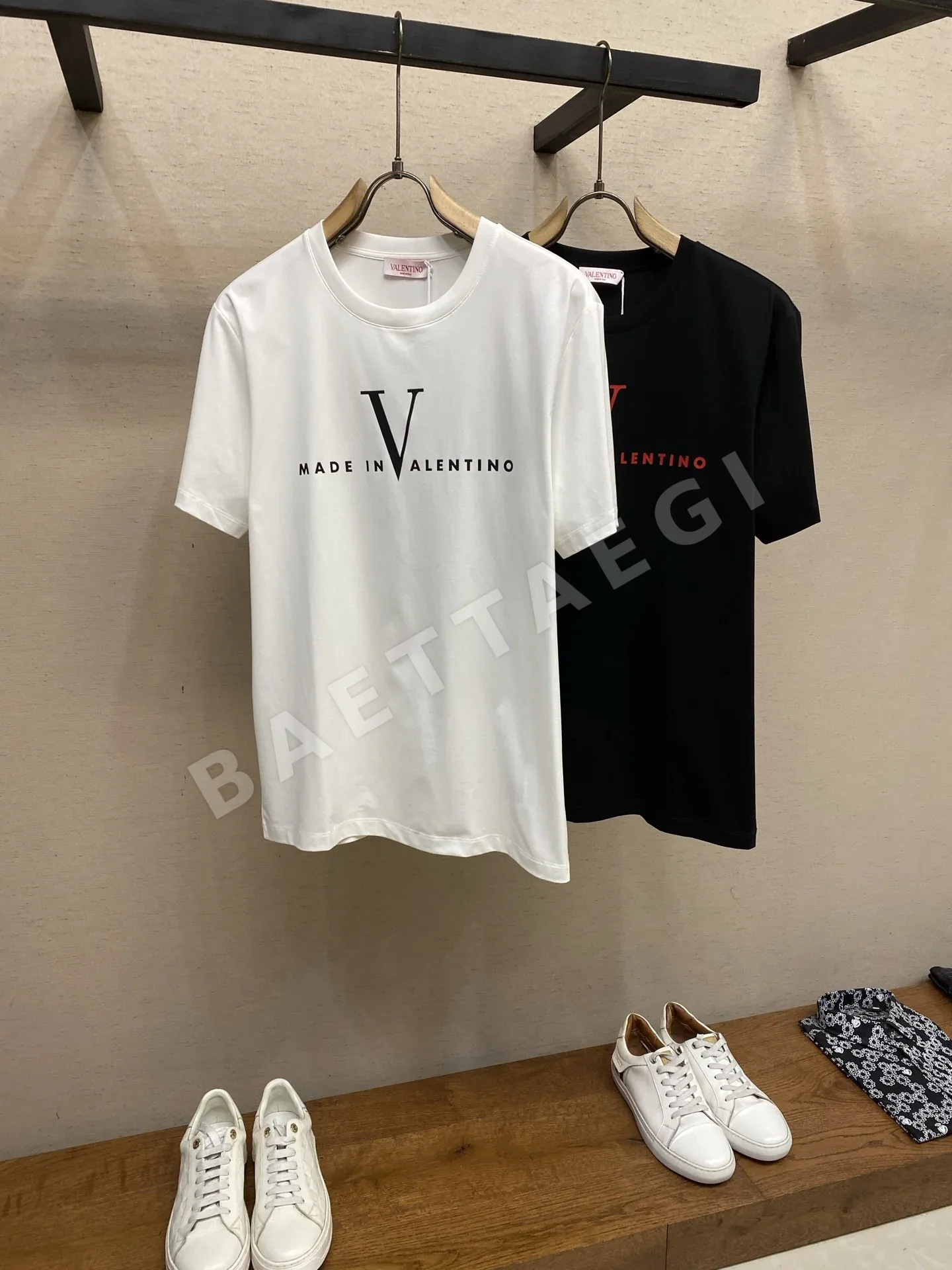 발렌티노 레터 프린트 남성 반팔 티셔츠 상세 이미지 3