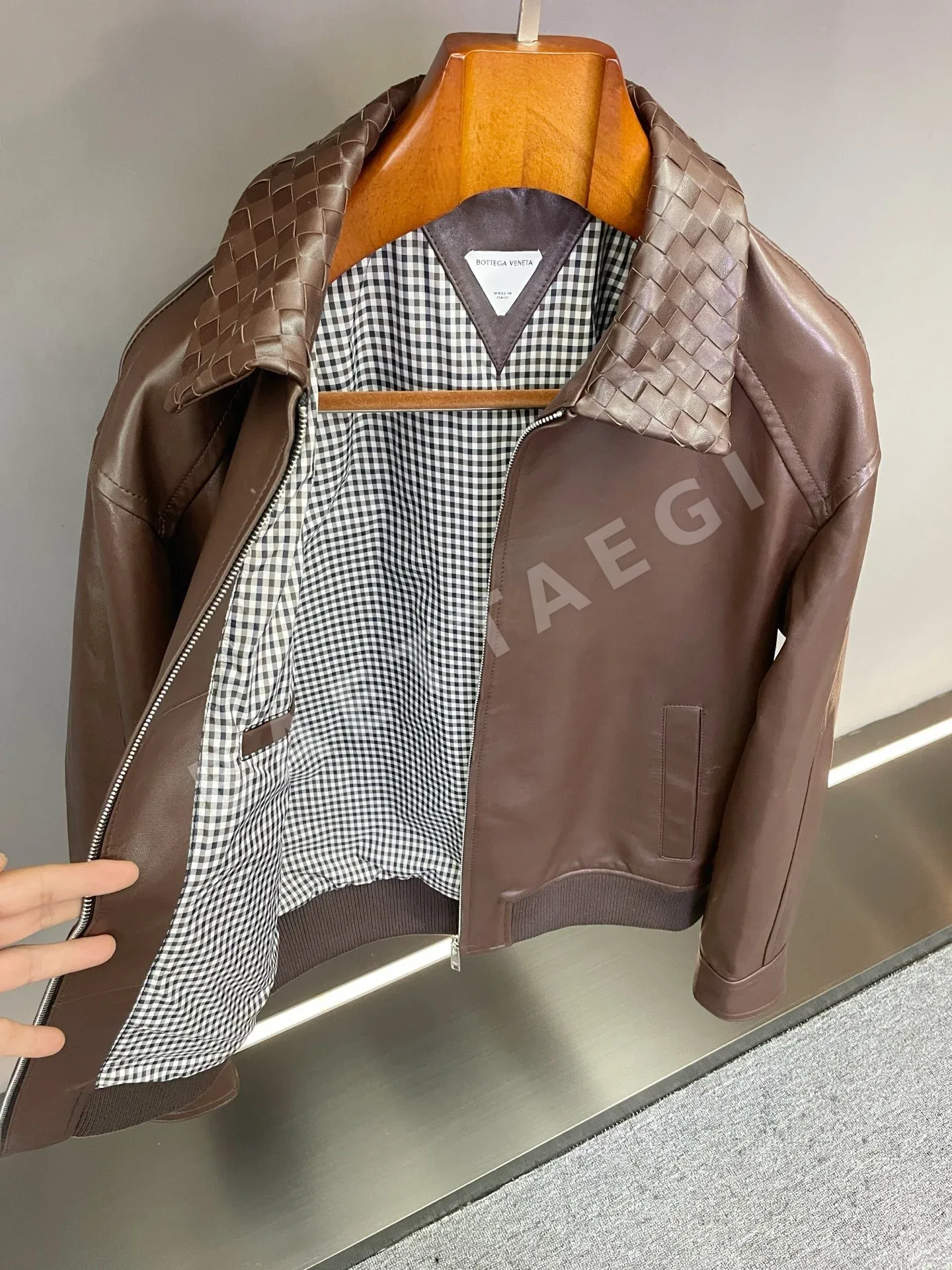 보테가베네타 손직조 카라 램스킨 베이스볼 자켓 상세 이미지 3