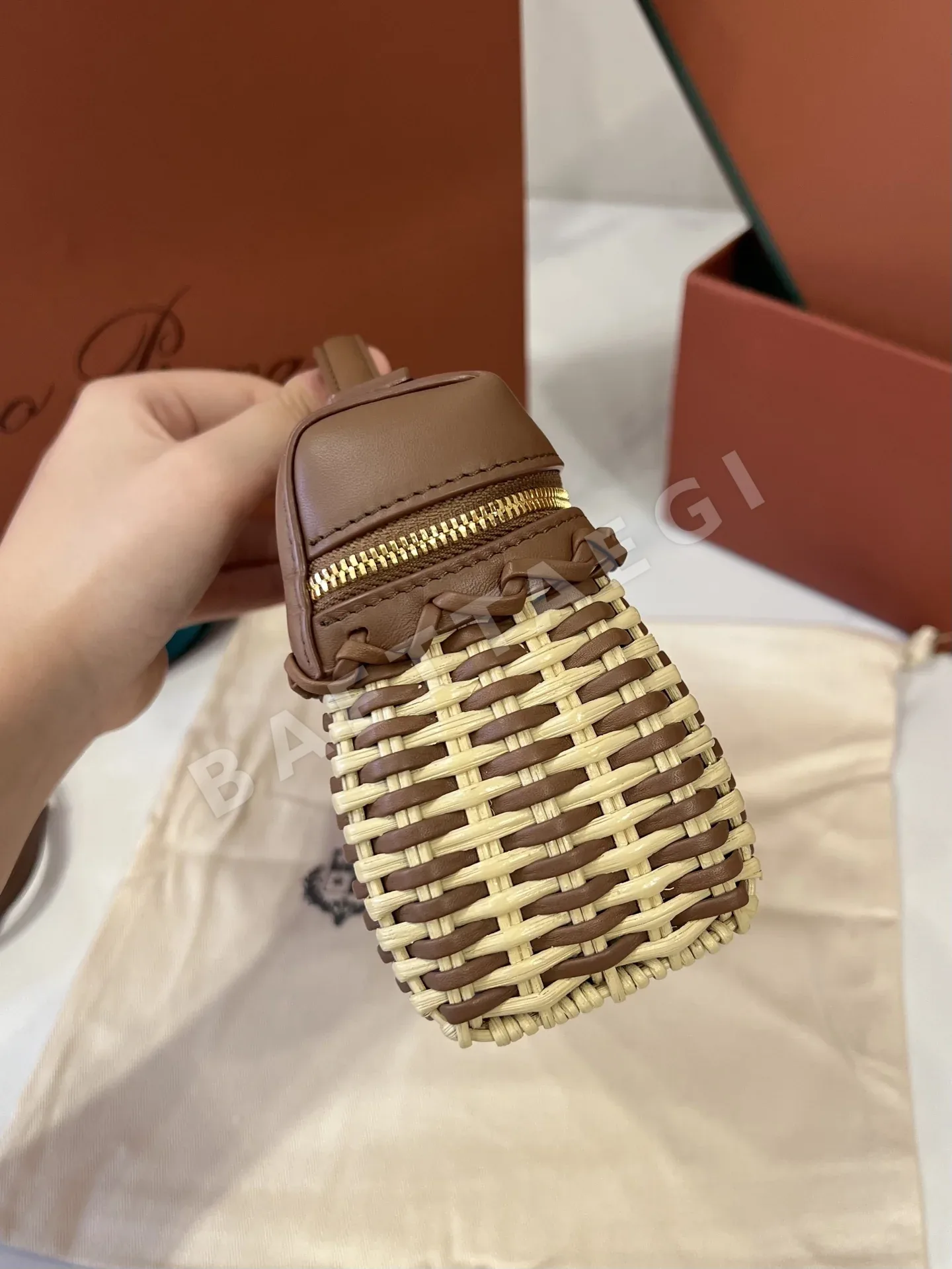 로로피아나 밤부 직조 가죽 스트랩 클러치 가방 상세 이미지 3