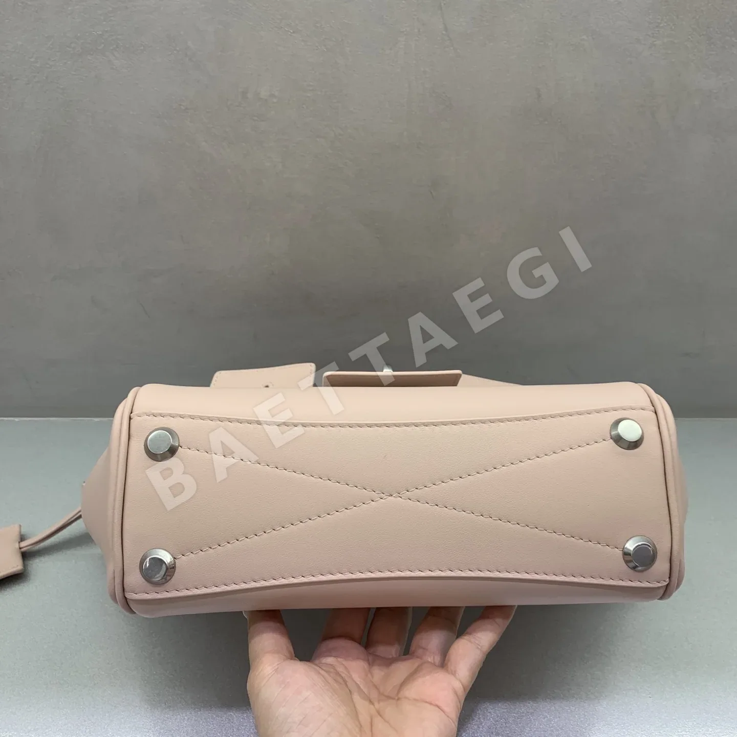 발렌시아가 로데오 스퀘어 턴락 숄더백 상세 이미지 4