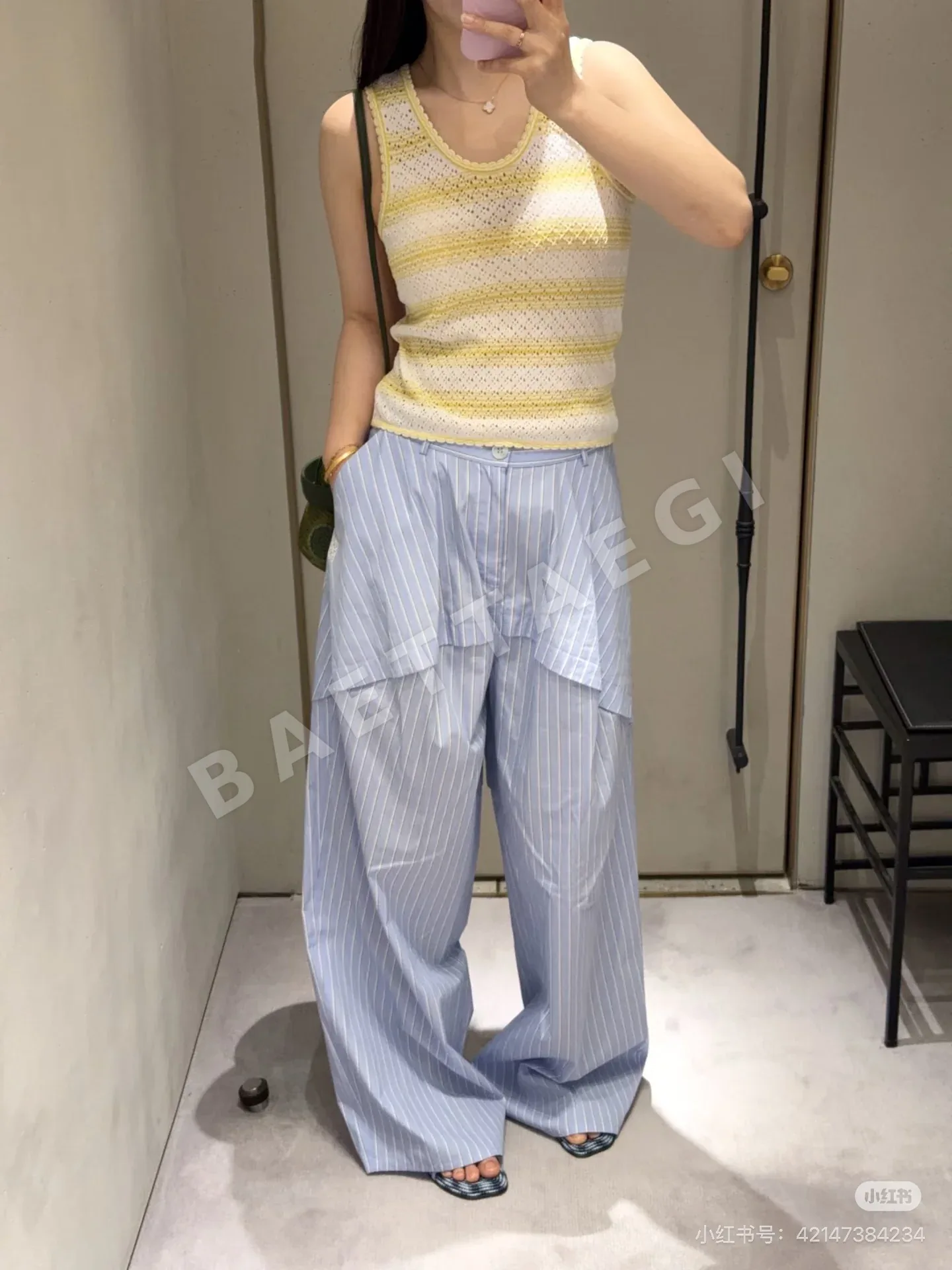 로에베 웨이브 니트 크롭 베스트 상세 이미지 2
