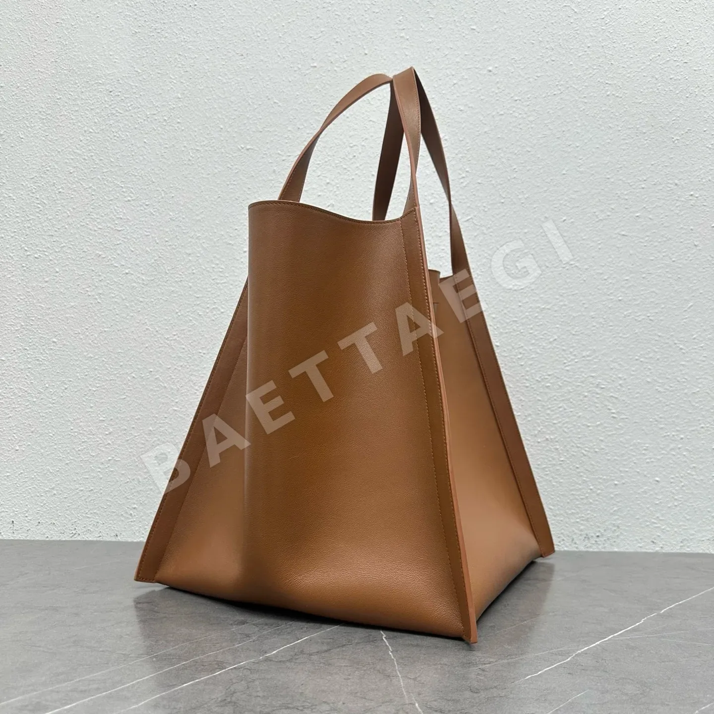 셀린느 큐브 미디엄 가죽 토트백 지갑 상세 이미지 2