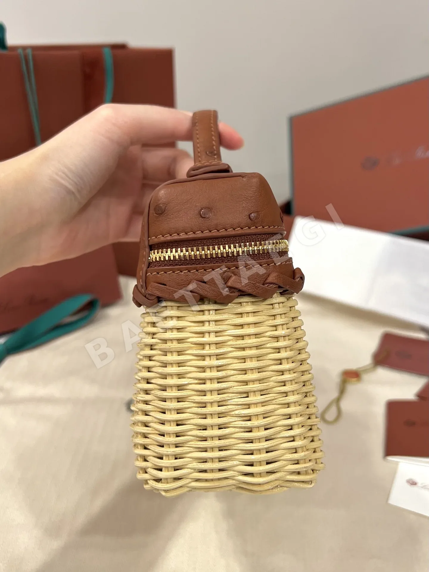 로로피아나 대나무 짜임 타조가죽 크로스바디백 상세 이미지 4