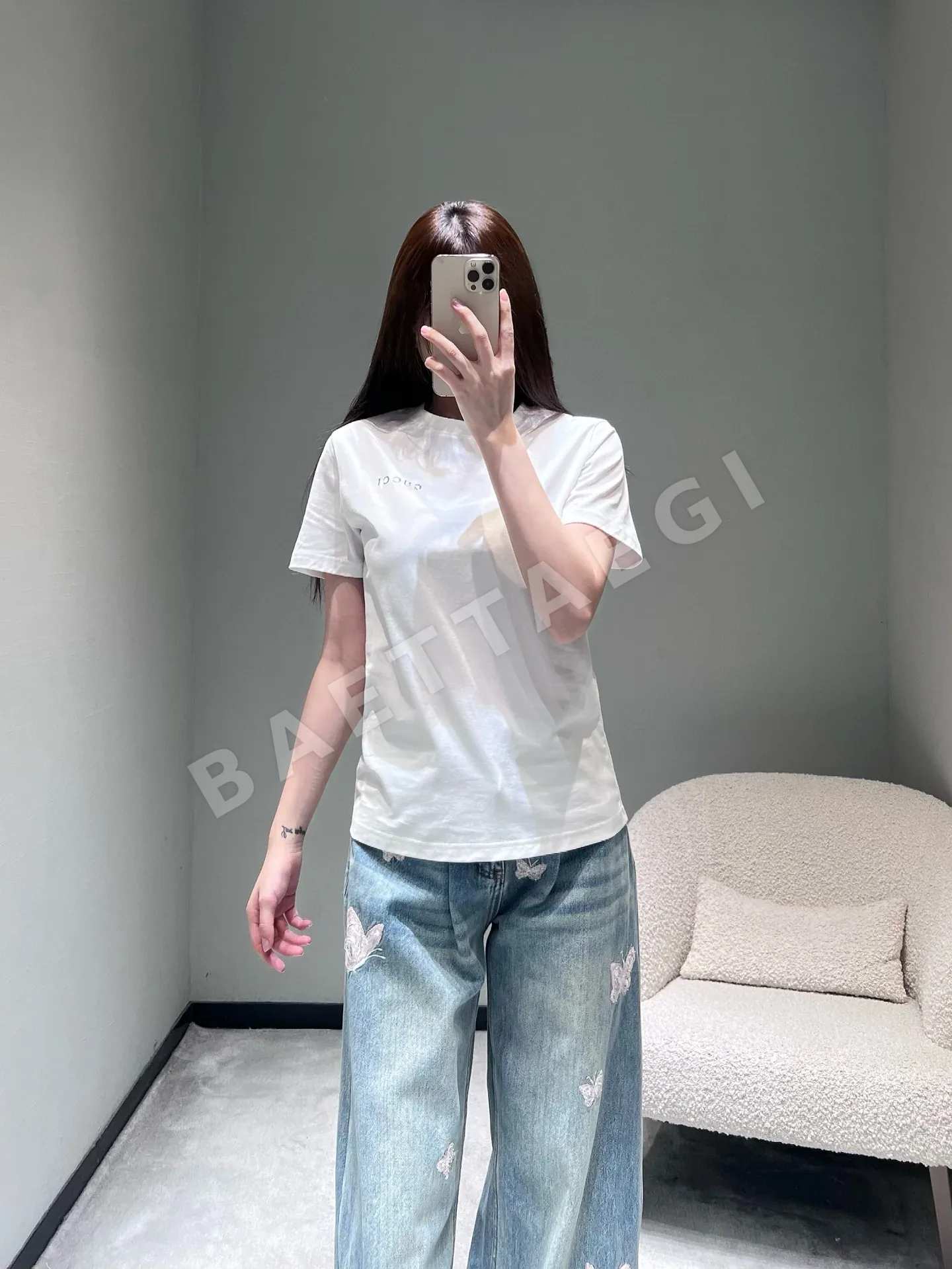 구찌 레터 자수 반팔 티셔츠 여성의류 상세 이미지 3