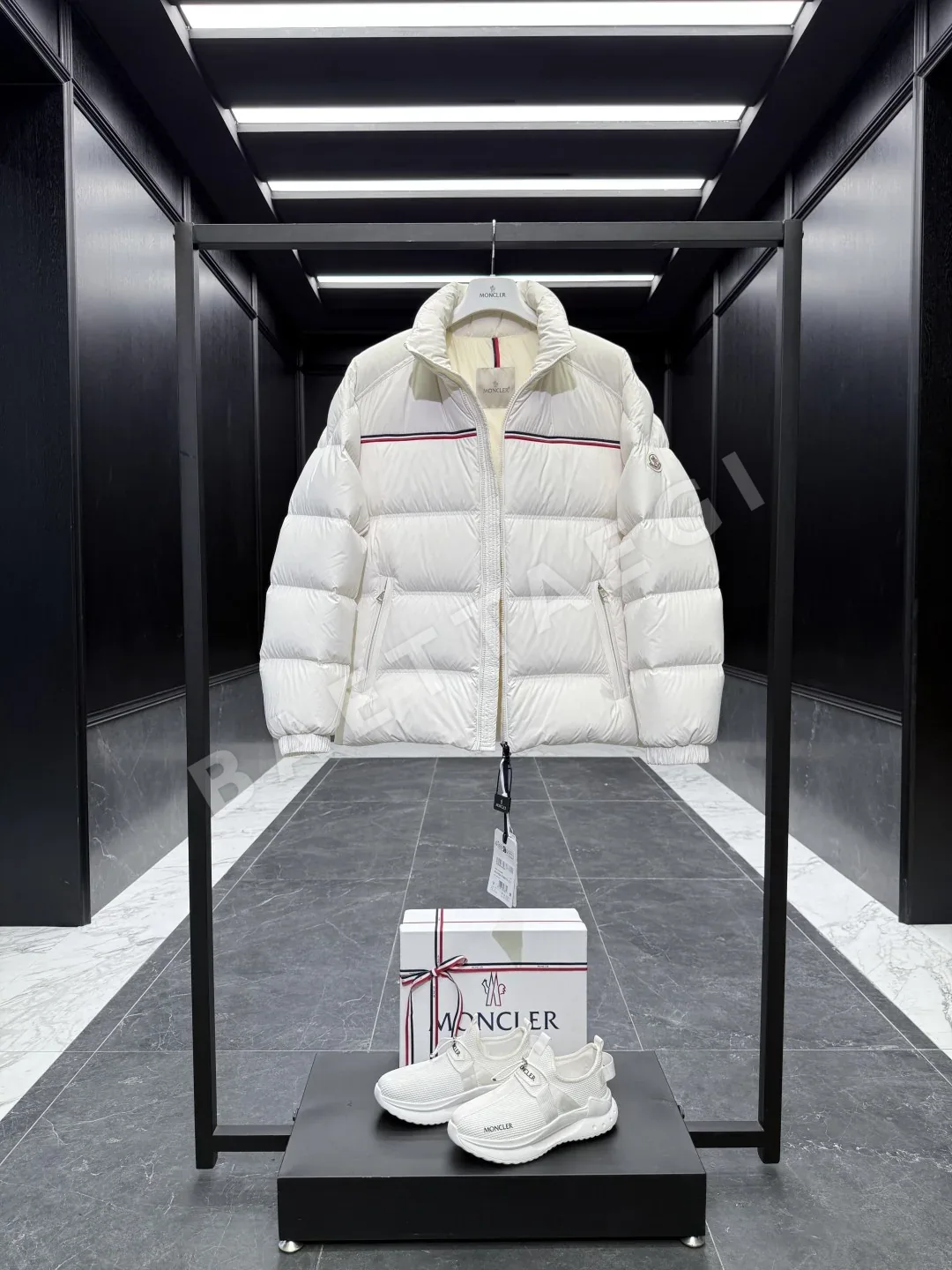 몽클레르 부바크(Moncler Bouvaque) 남성 숏 패딩 재킷 상세 이미지 3