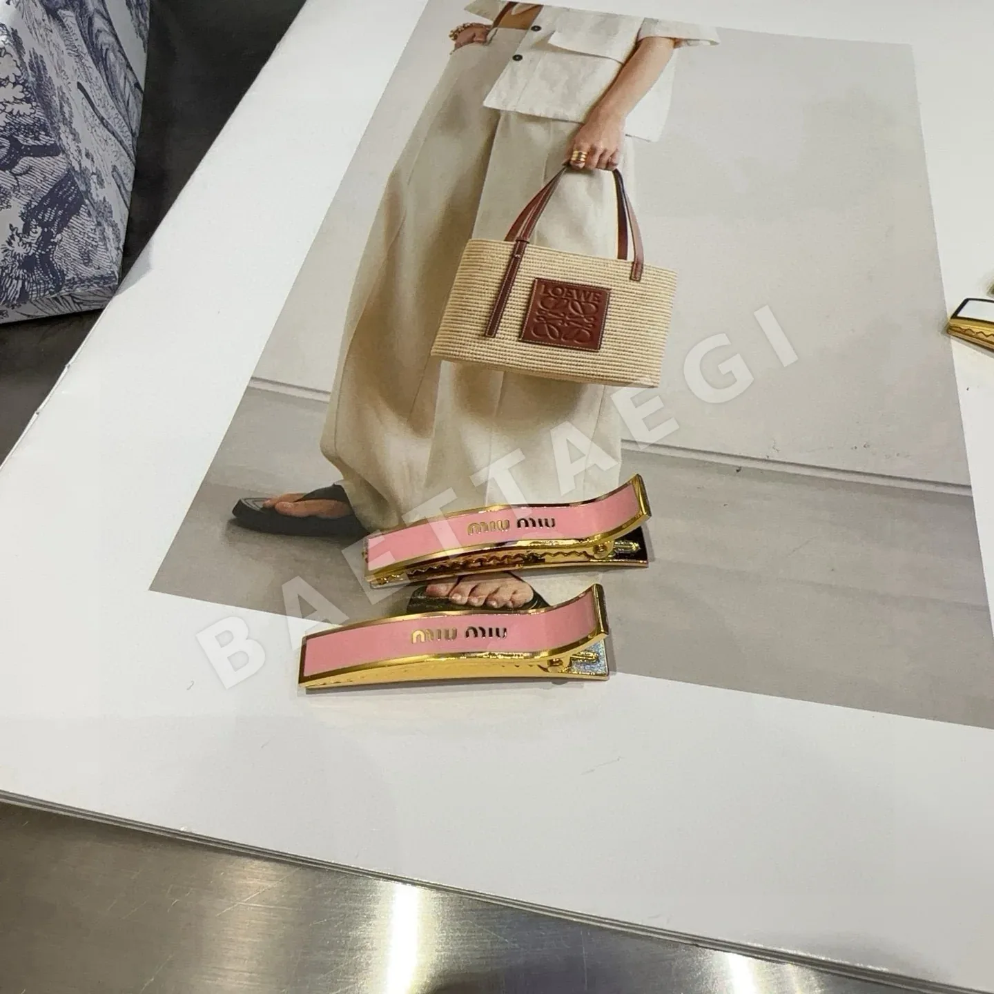 미우미우 레터 프린트 미니 사이드 클립 헤어악세 183895