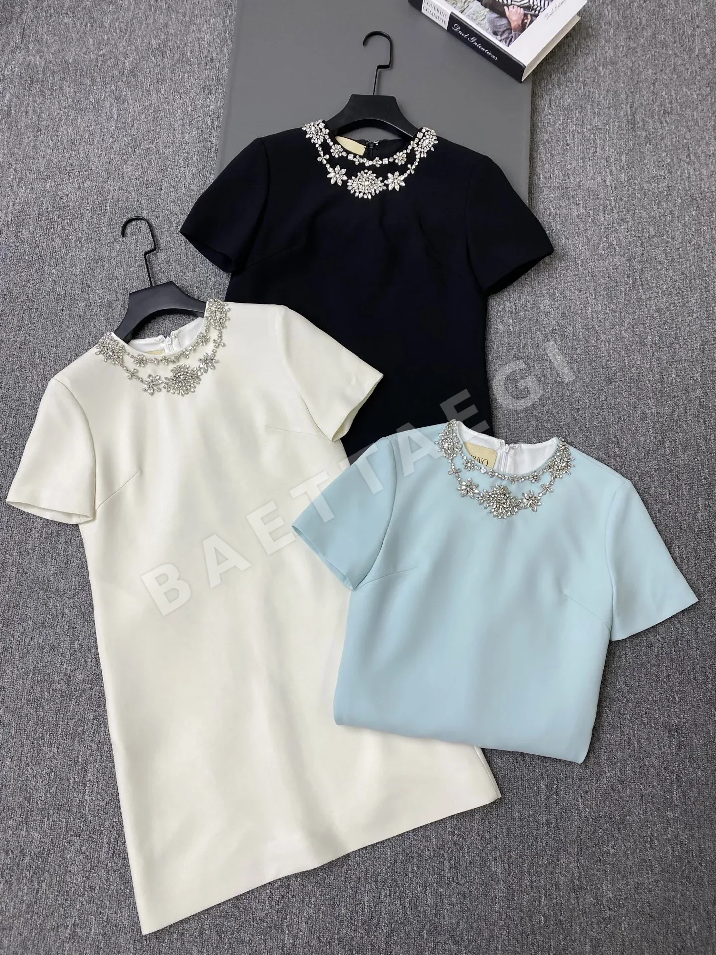 발렌티노 라인스톤 장식 플라워 카라 A라인 반소매 원피스 상세 이미지 2