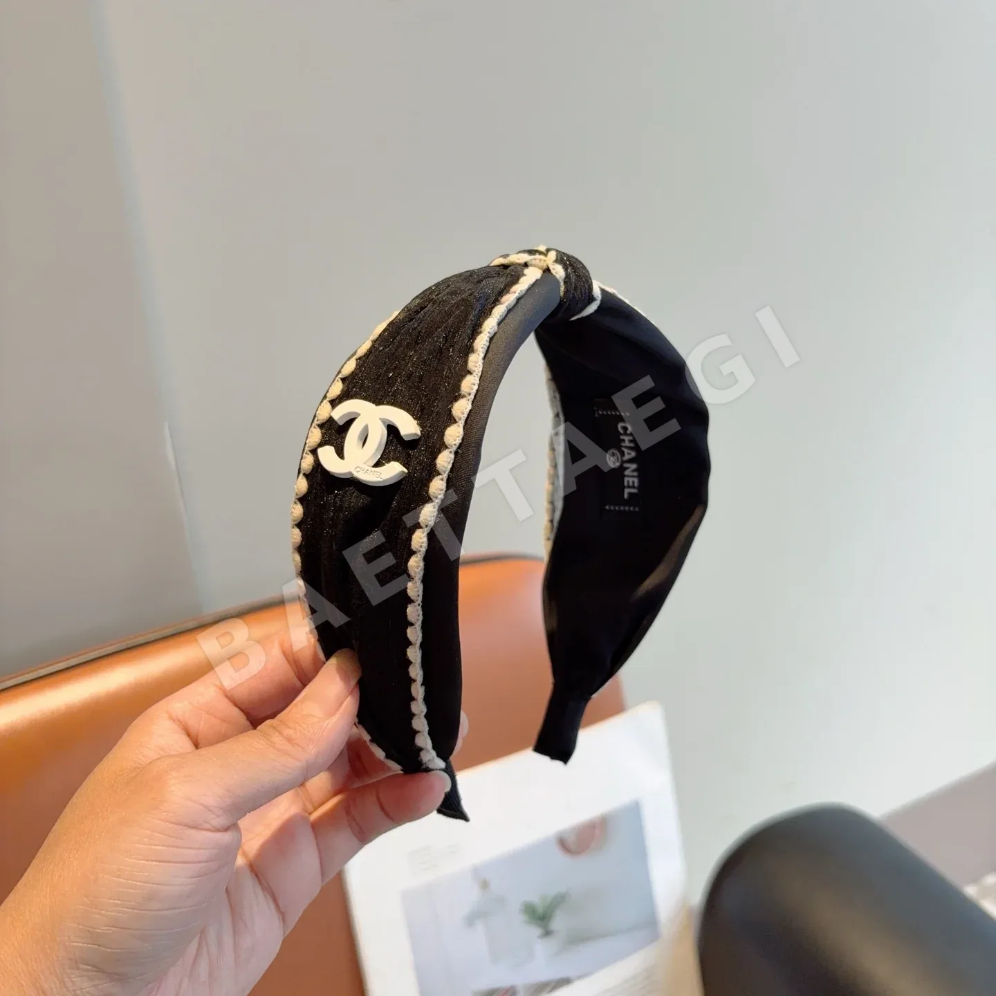 샤넬 레터 모티브 와이드 헤어밴드 183325