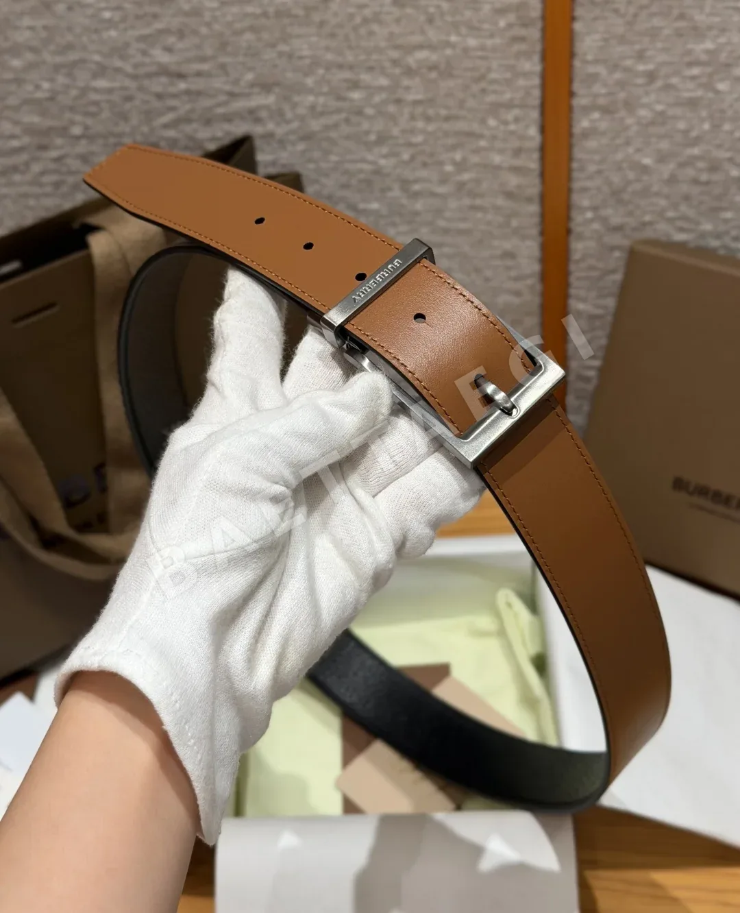 버버리 로고 각인 송아지가죽 벨트 35MM 상세 이미지 4