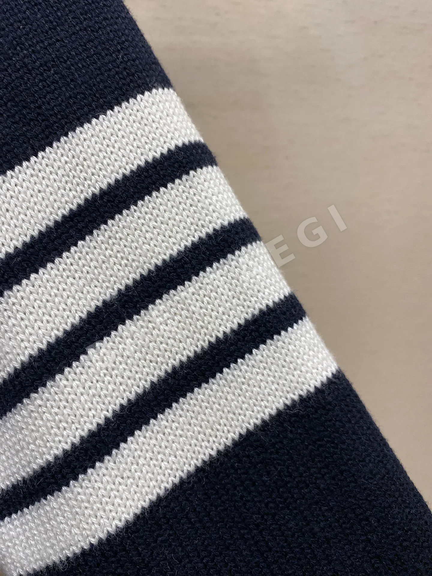 톰브라운 울 크루넥 니트 상세 이미지 5