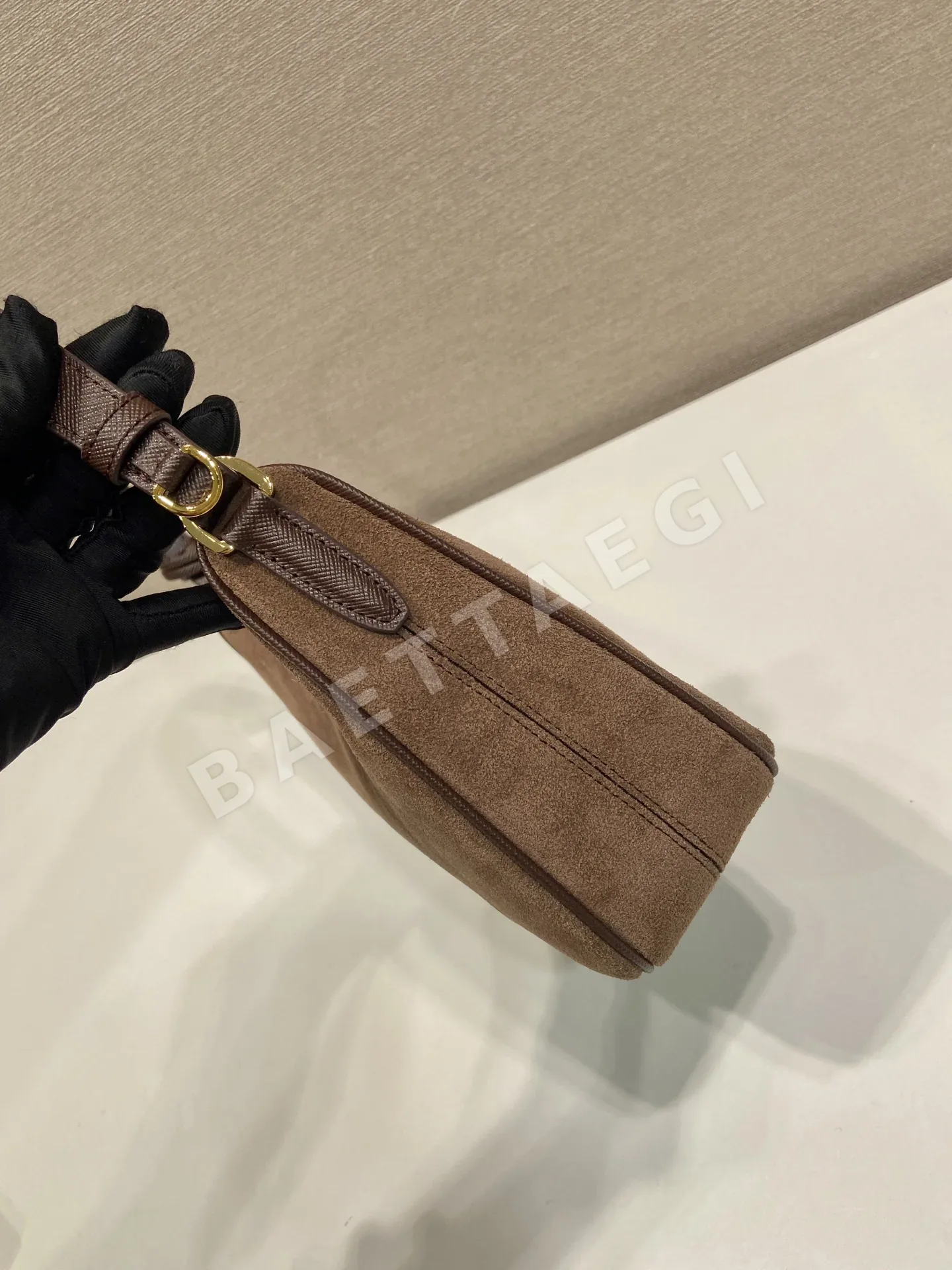 프라다 리에디션 스웨이드 호보백 상세 이미지 5