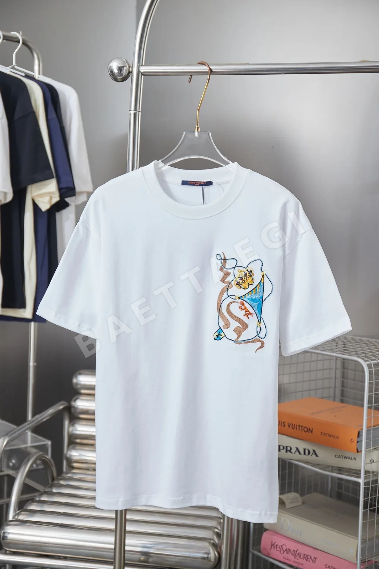 루이비통 자수 크라운 LV 반팔 티셔츠