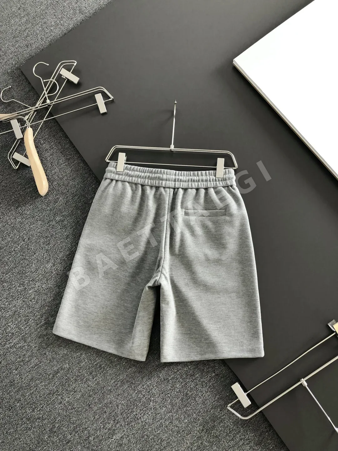 로에베 스트레이트 레그 자수 남성 반바지 상세 이미지 3
