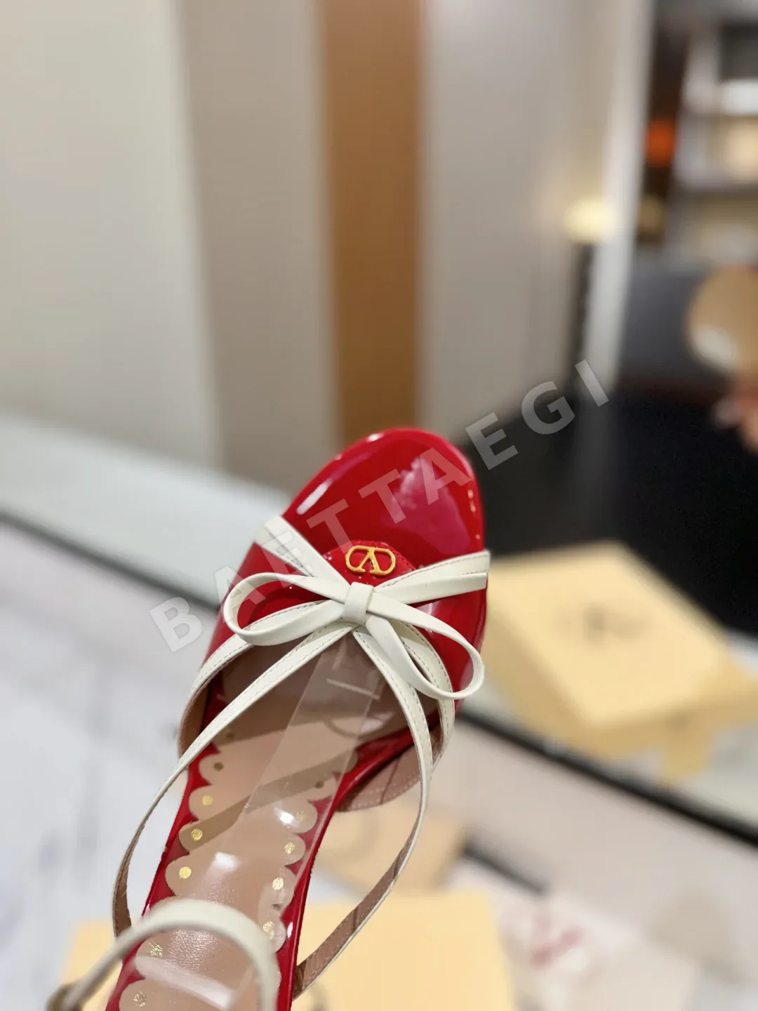 발렌티노 V버클 에나멜 가죽 샌들 상세 이미지 6