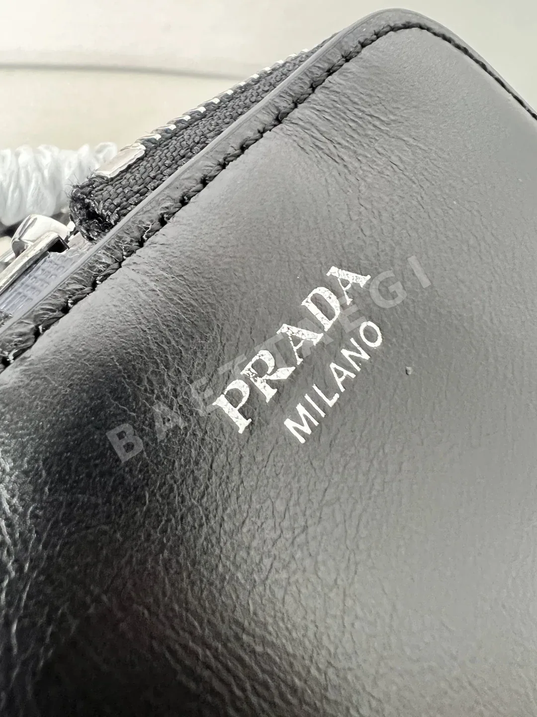 프라다 삼각 로고 가죽 지갑 상세 이미지 6