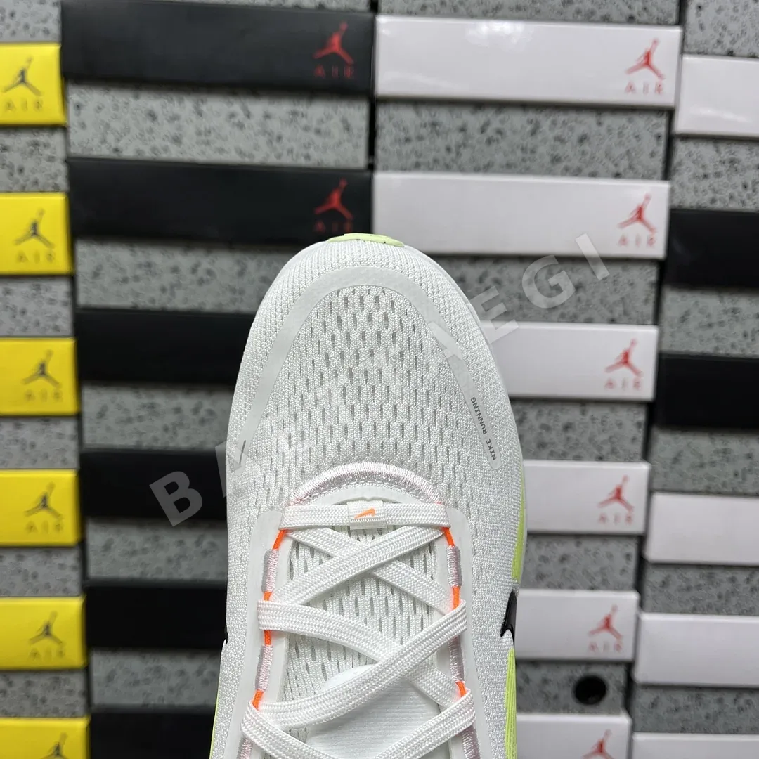 나이키 [XY] 보메로 18 HM6803-120 201546 Nike Vomero 18 White Barely Volt Black 상세 이미지 10
