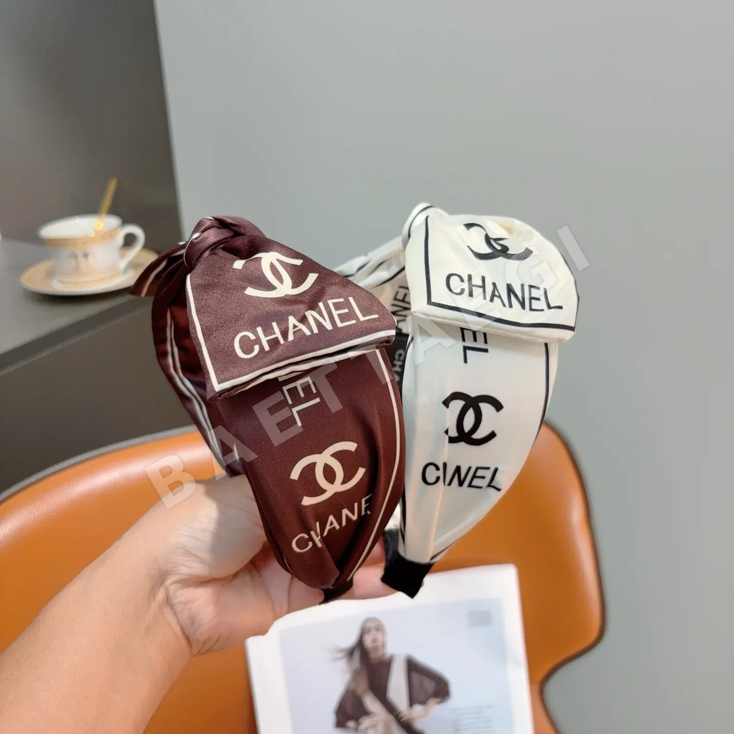 샤넬 더블 C 로고 와이드 리본 헤드밴드 182818
