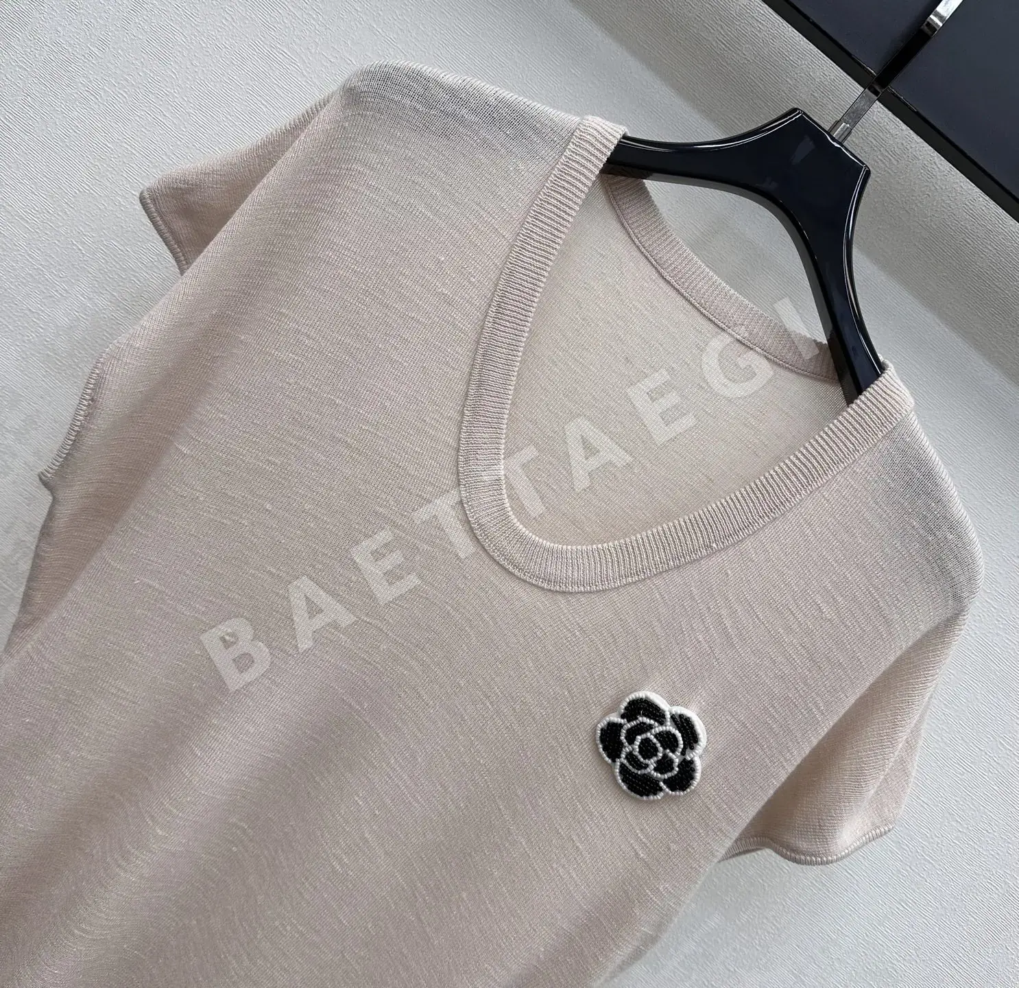 샤넬 V넥 카멜리아 비즈 자수 반팔 티셔츠 상세 이미지 3