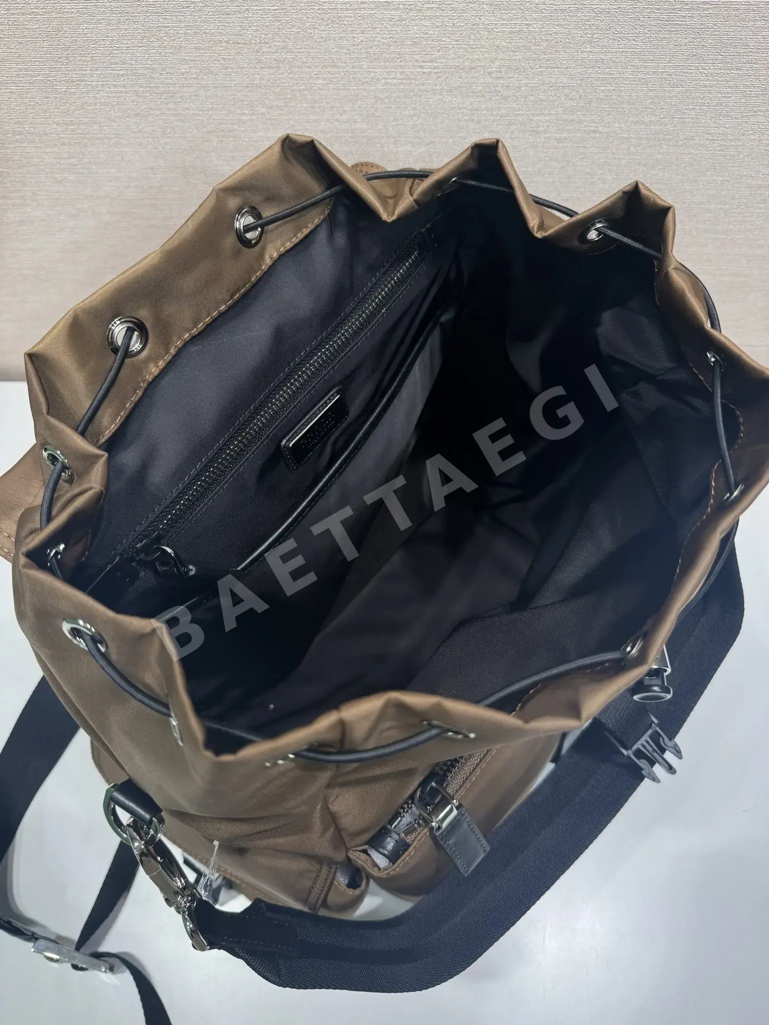 프라다 Explore 멀티포켓 나일론 백팩 2VZ118 상세 이미지 8