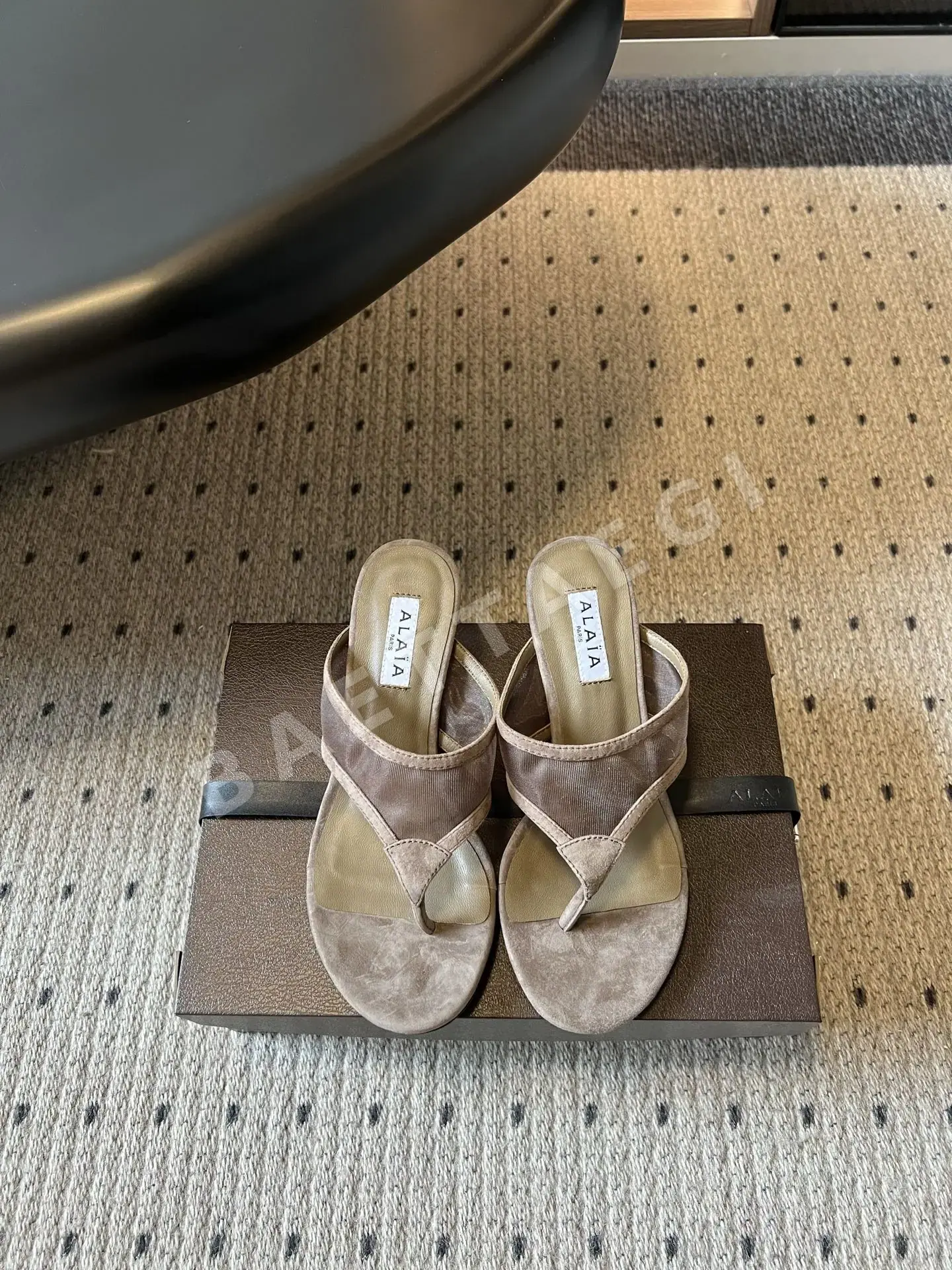 알라이아 플립플롭 미드힐 샌들 99509