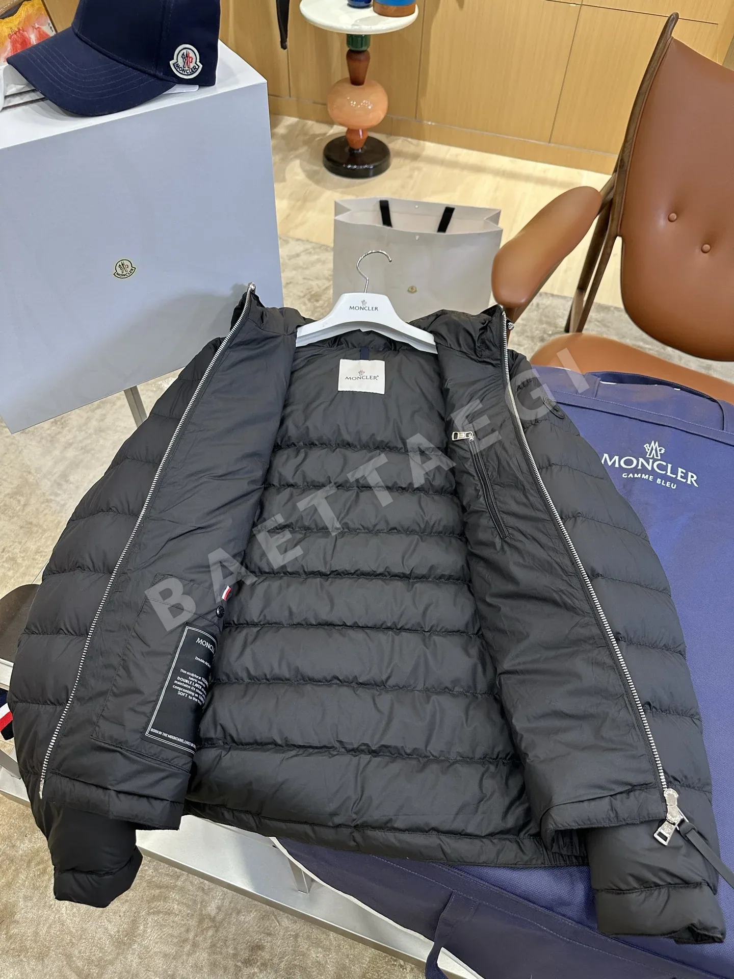 몽클레르 남성 경량 후드 패딩 재킷 상세 이미지 4