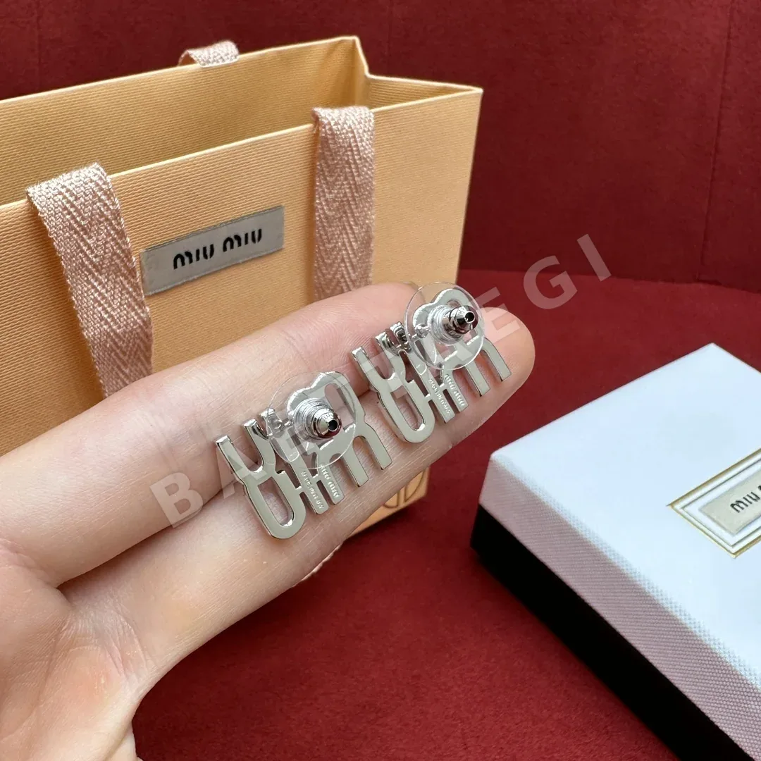 미우미우 더블 로우 레터 큐빅 귀걸이 상세 이미지 4