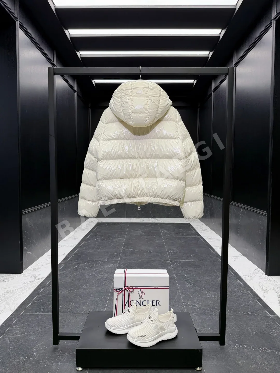몽클레르 안드로 후드 쇼트 다운 자켓 상세 이미지 9