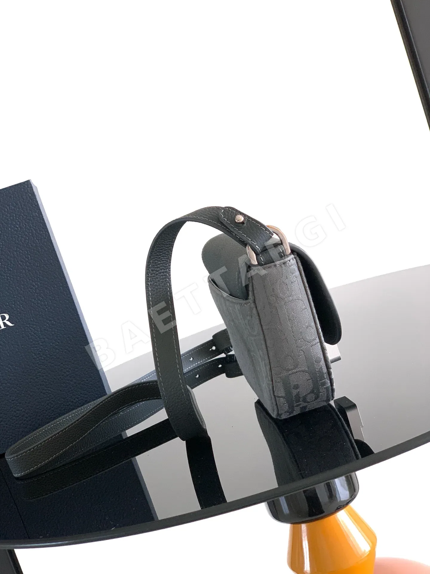 디올 새들 미니 메신저백 상세 이미지 2