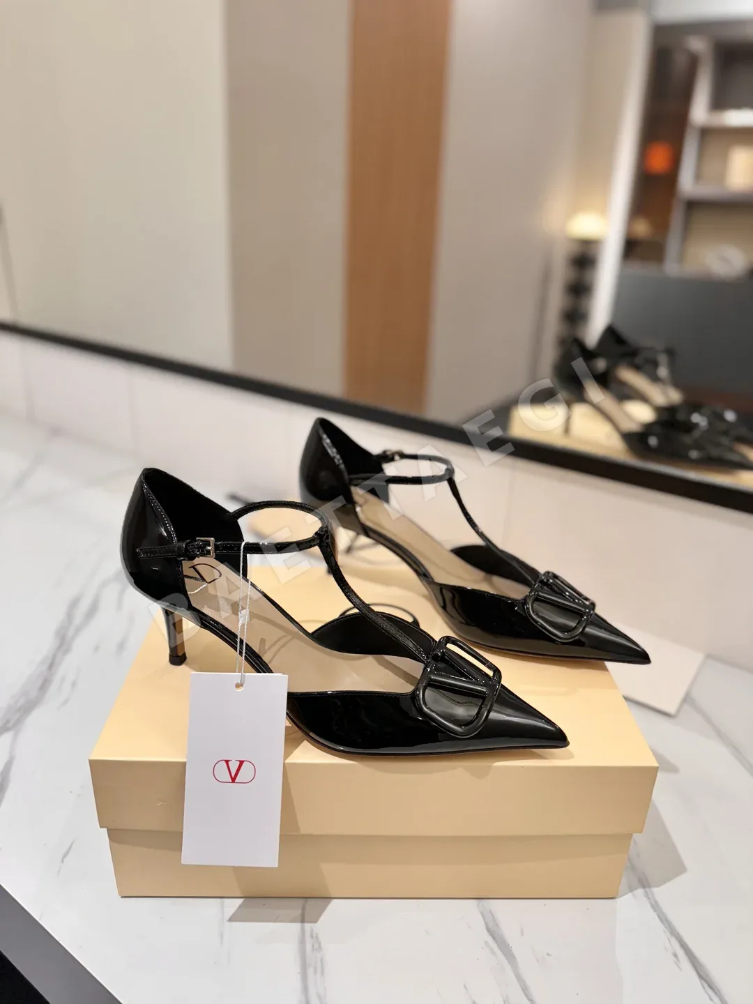 발렌티노 V 로고 버클 샌들 134670