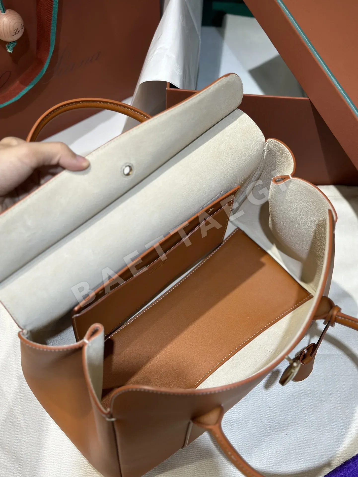 로로피아나 룸 플레인 웜 브라운 핸드백 상세 이미지 7