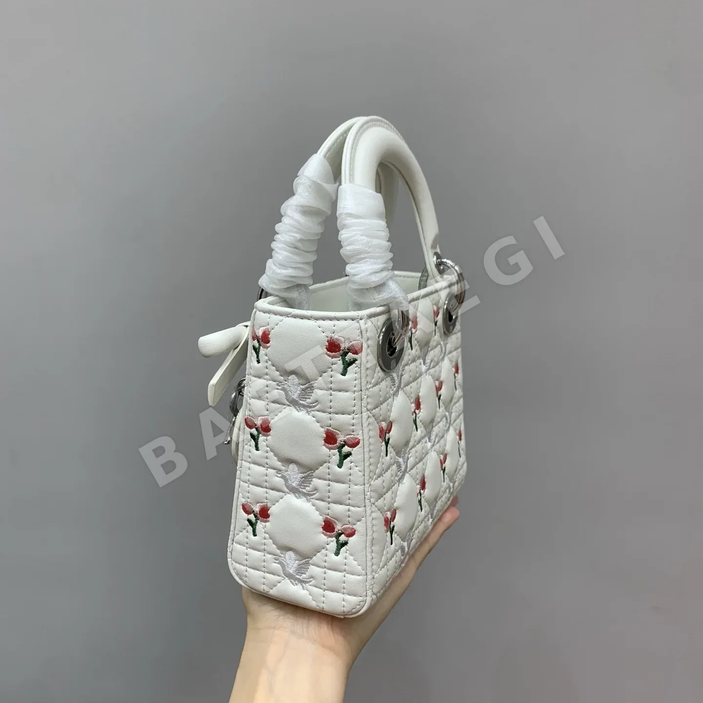 디올 레이디 미니 새 자수 램스킨 가방 상세 이미지 5