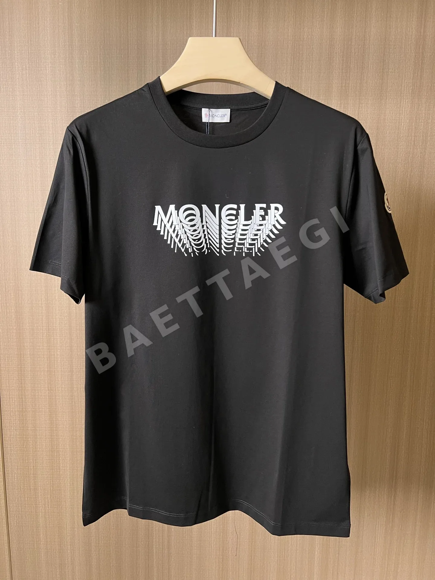 몽클레르 오버래핑 그라데이션 로고 반팔 티셔츠 상세 이미지 6