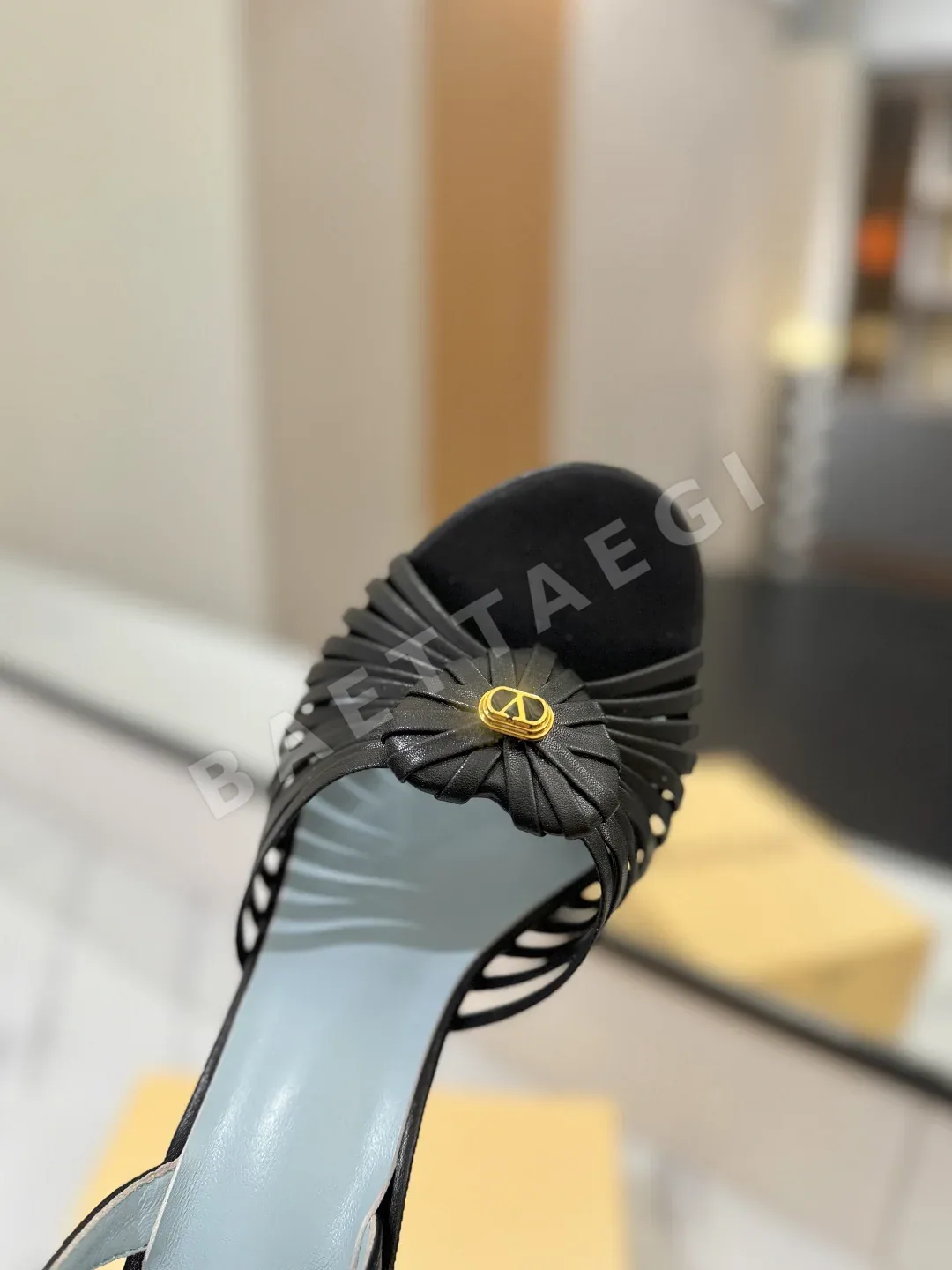 발렌티노 V 버클 하트 장식 샌들 상세 이미지 6