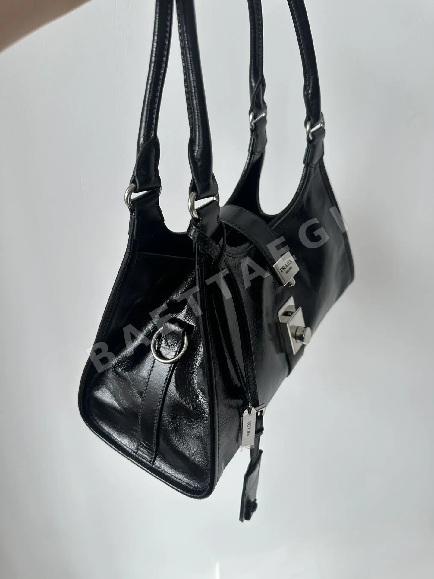 프라다 마이크로 로고 잠금 소프트 호보 가방 상세 이미지 4