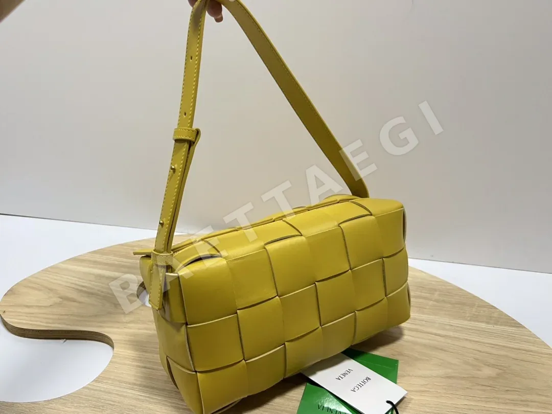 보테가베네타 브릭 램스킨 카세트 언더암 가방 상세 이미지 9