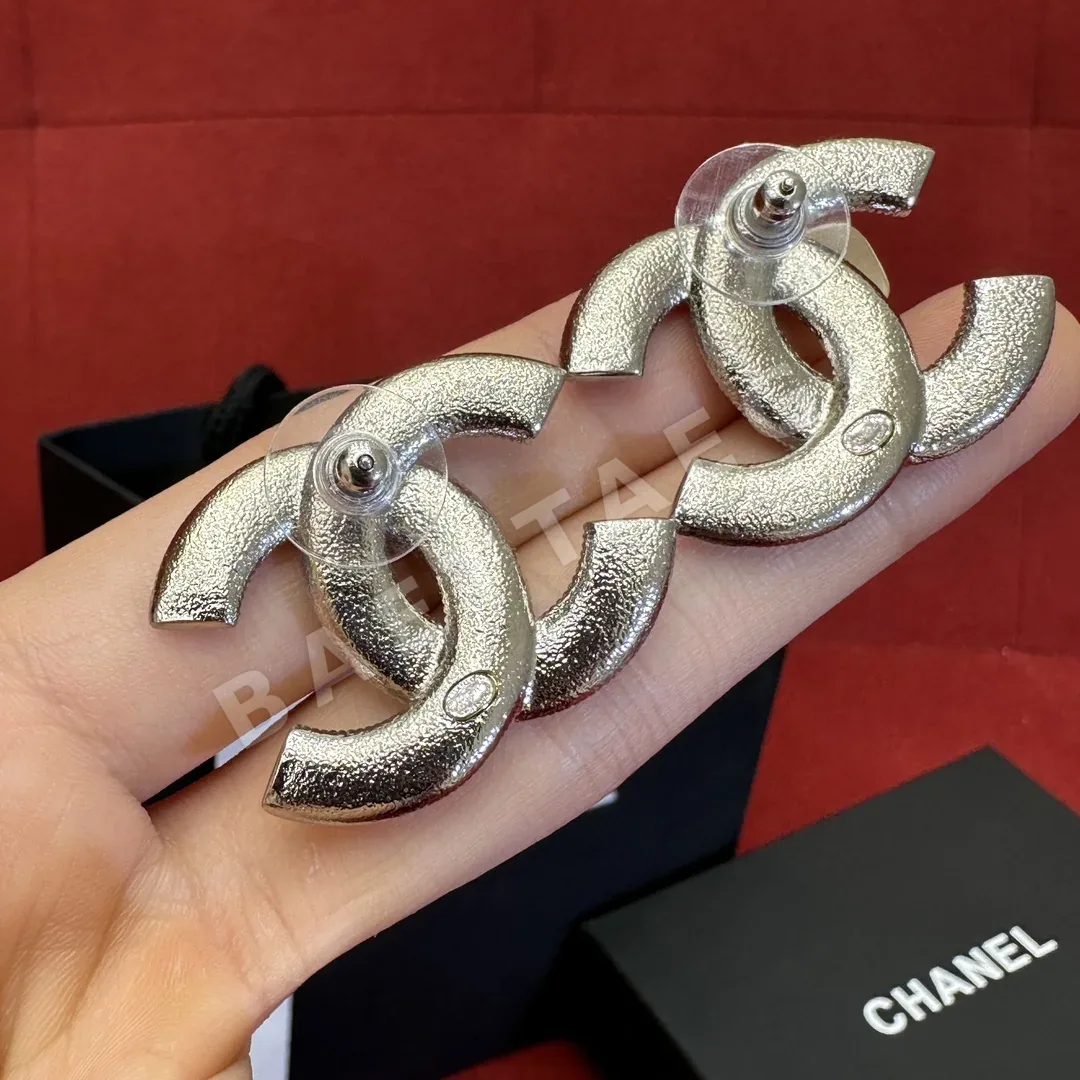 샤넬 실버 화이트 스파클링 더블 C 스터드 귀걸이 상세 이미지 5