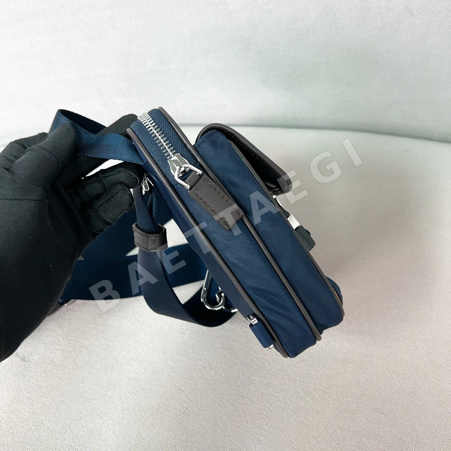 프라다 삼각 로고 나일론 남성 휴대폰 가방 2ZH194 상세 이미지 3